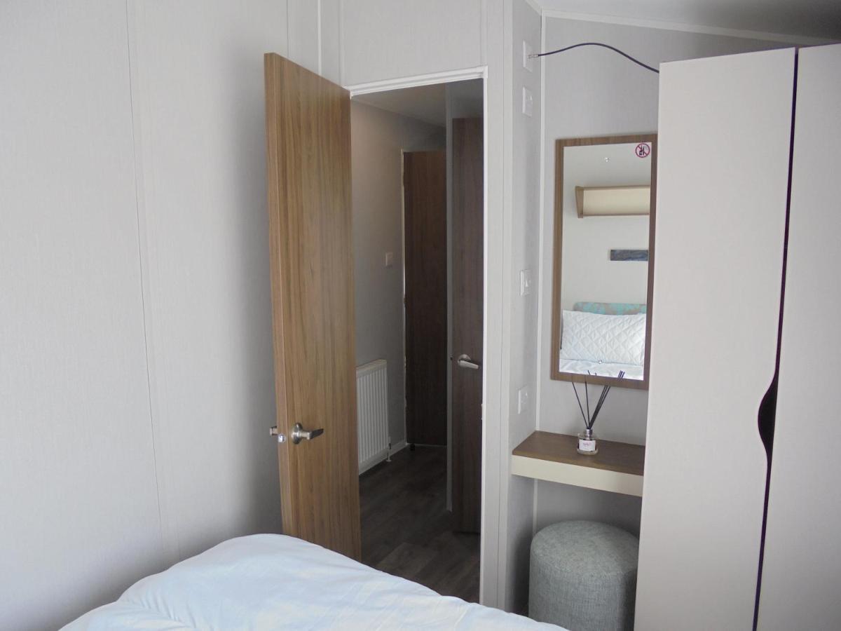 Kingfisher : Seasons:- 8 Berth, Heated, Close To Site Shop Apartment Ingoldmells