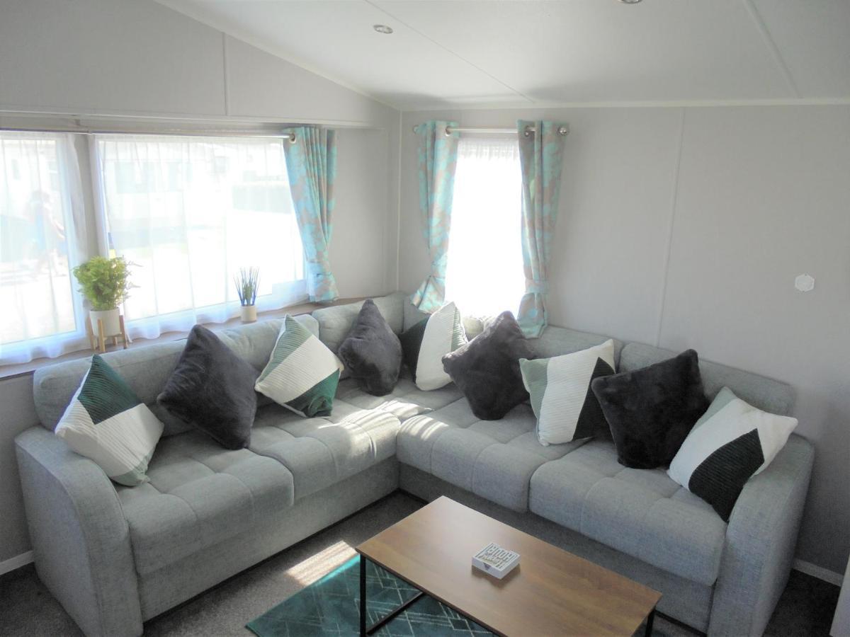 Kingfisher : Seasons:- 8 Berth, Heated, Close To Site Shop Apartment Ingoldmells