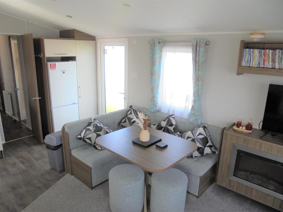 Kingfisher : Seasons:- 8 Berth, Heated, Close To Site Shop Ingoldmells